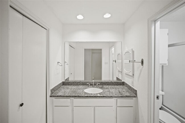 Building Photo - 1998 Augusta Dr