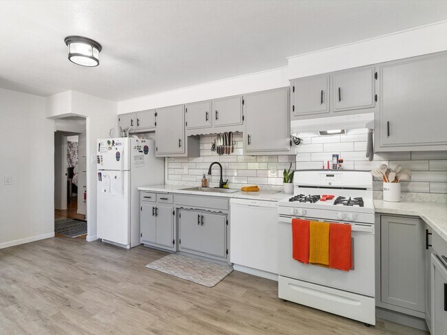 Building Photo - Unfurnished | 2 Bed / 1 Bath | NE Albuquer...