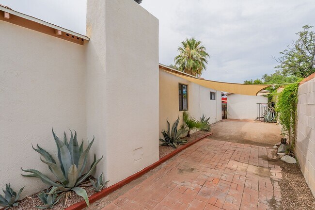 Building Photo - 2333 E Drachman St