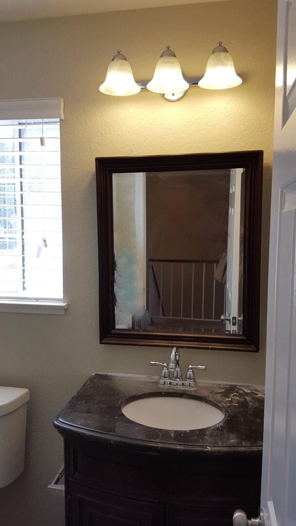 Building Photo - Dublin Silvergate, End Unit Townhome 3 Bed, 2.5 Bath, Dual Primary Suites, Community Pool!