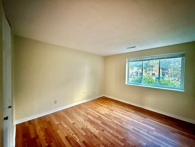 Building Photo - 160 Elm St