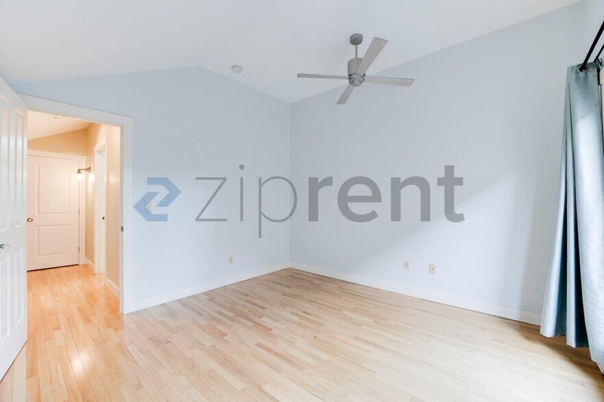 Building Photo - 2225 Eastlake Ave E