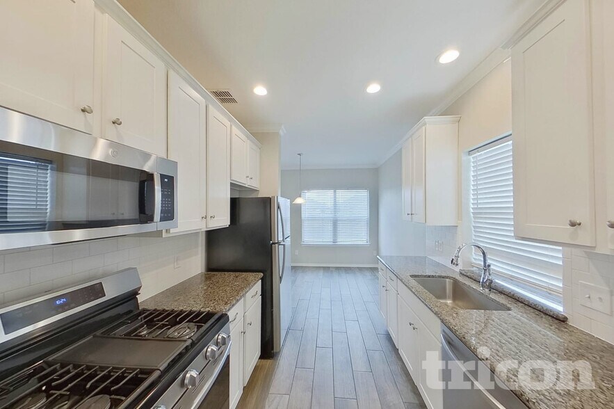 Building Photo - 523 Long Prairie Dr