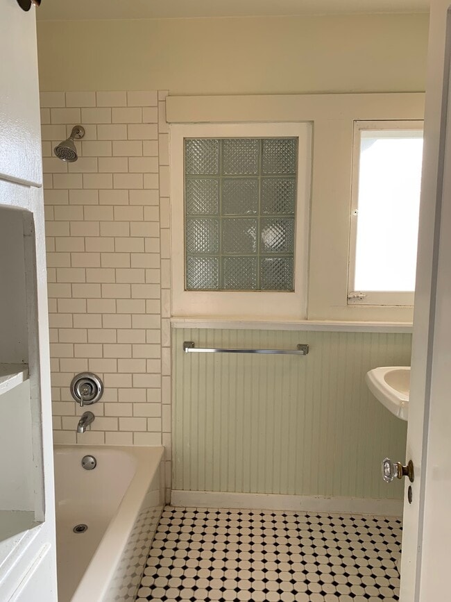 Building Photo - Adorable 2 Bedroom Cottage with Fenced yard, Washer+Dryer, Dishwasher, Reserved Parking!