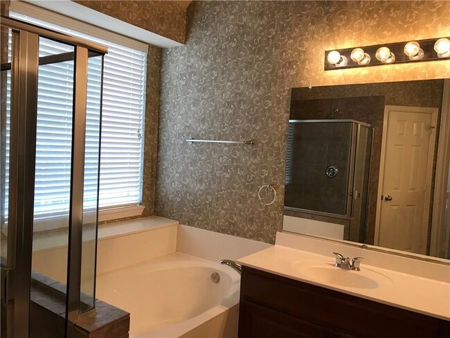 Building Photo - 2421 Mallard Dr