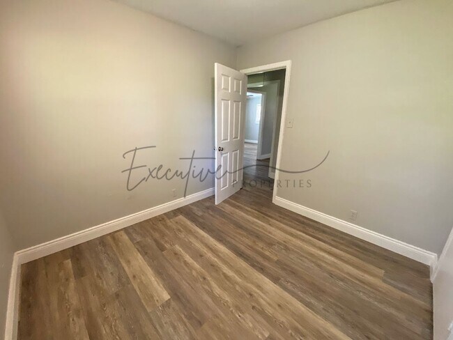Building Photo - Updated 3-Bedroom Home with Bonus Room & F...