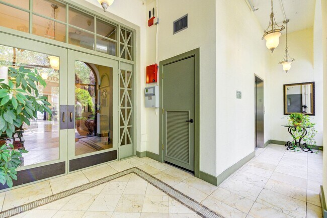 Building Photo - Exceptional 1 bed/1bath loft-style unit in...