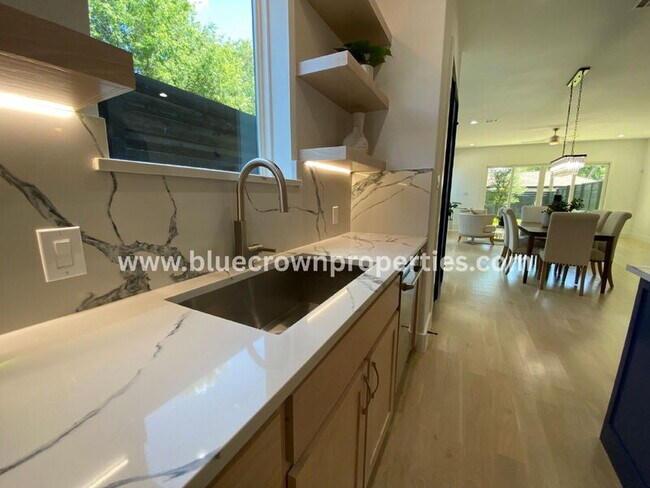 Building Photo - 807 S Glasgow Dr