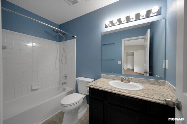 Building Photo - Spacious Townhome in Aurora