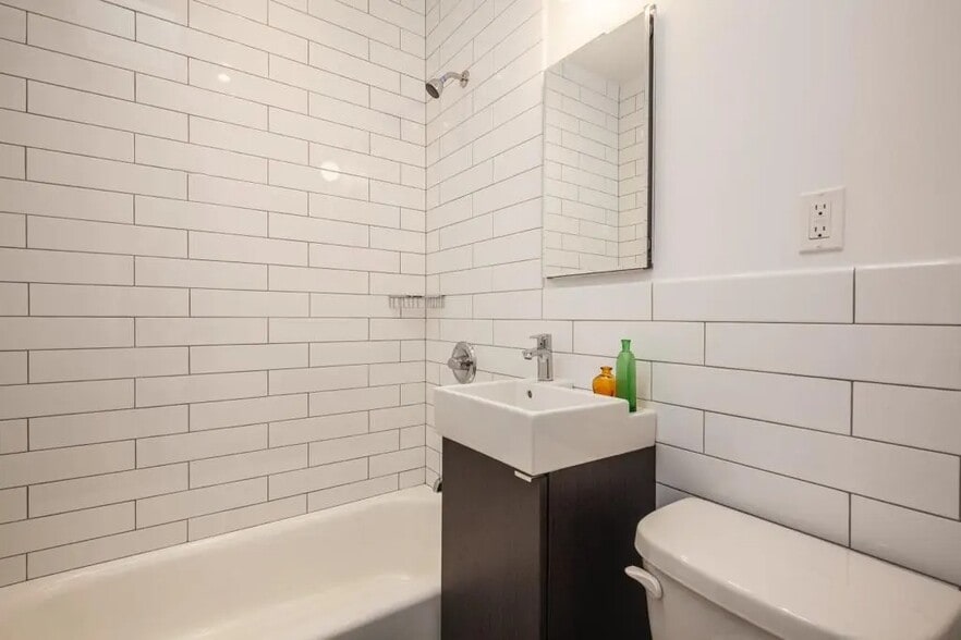 Building Photo - Furnished room/NOT APARTMENT