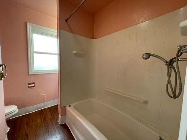 Building Photo - 2Bd 1 Ba Classic NE Portland Home With Fenced Backyard! Washer/Dryer Hookups.
