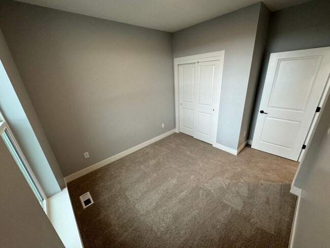 Building Photo - Brand new Townhome in Daybreak!