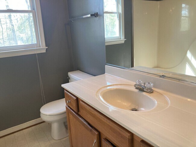 Building Photo - Lovely Four Bed Two and Half Bath Home in ...
