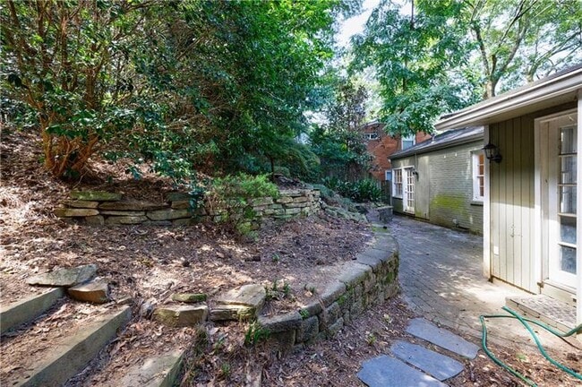 Building Photo - 2311 Pembrook Pl NE