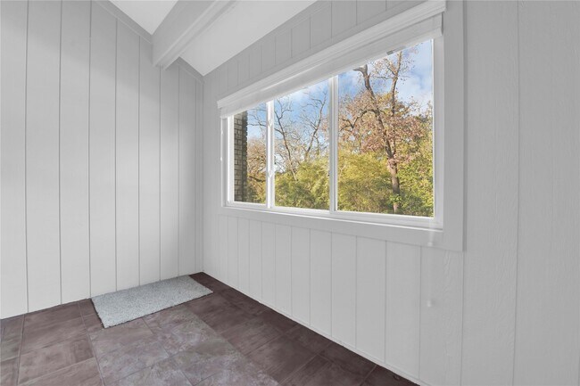 Building Photo - 2113 Lake Village Dr