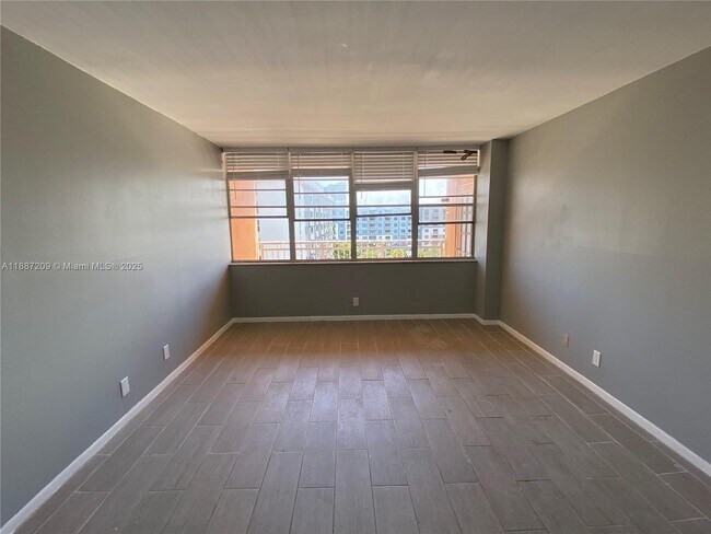 Building Photo - 2025 NE 164th St