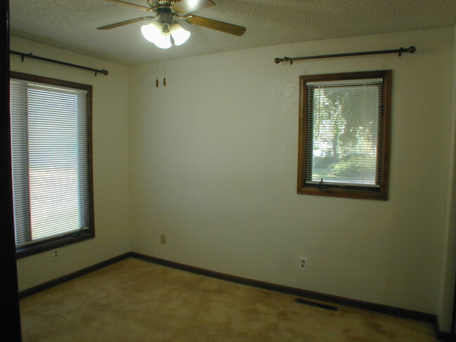 Building Photo - House For Lease