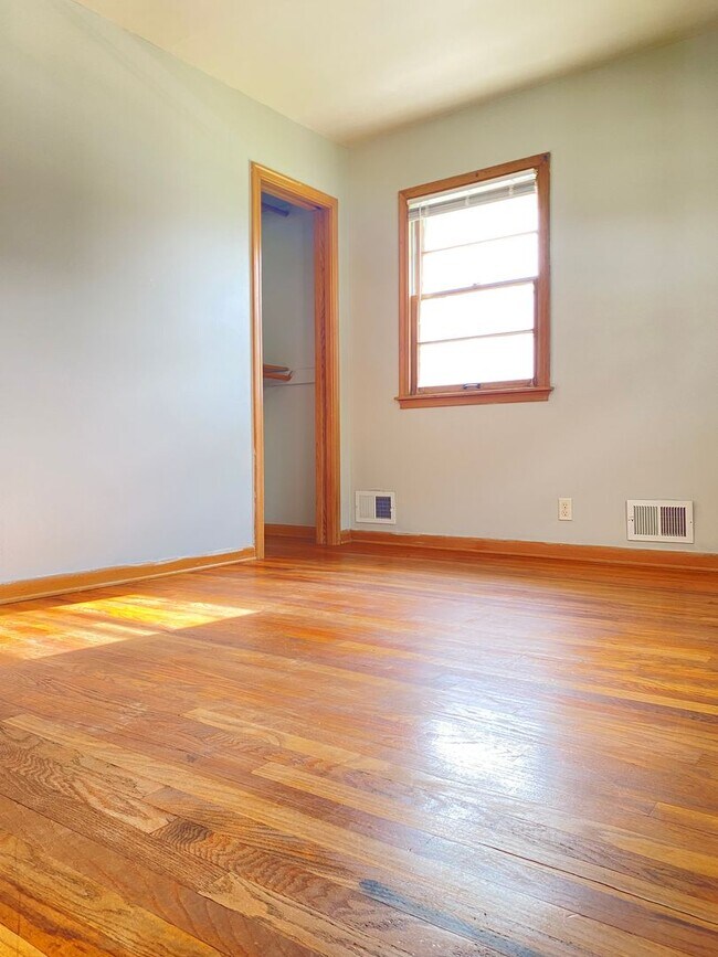 Building Photo - Beautiful 3 bed 1 bath house, over sized driveway, garage and fenced in back yard $1795