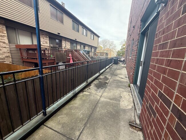 Building Photo - 7006 W Medill Ave