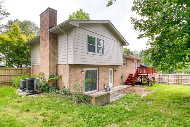 Building Photo - 4 bed/3 bath Walk to Lane Stadium Pet Frie...