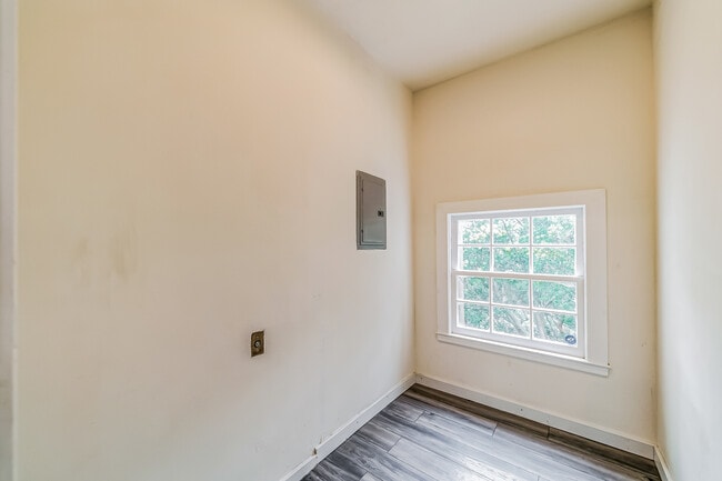 Building Photo - 496 Crestlake Dr