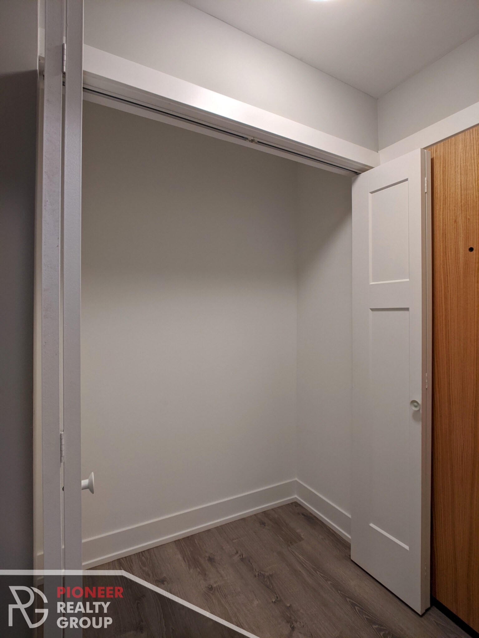 Building Photo - 542 W Surf St