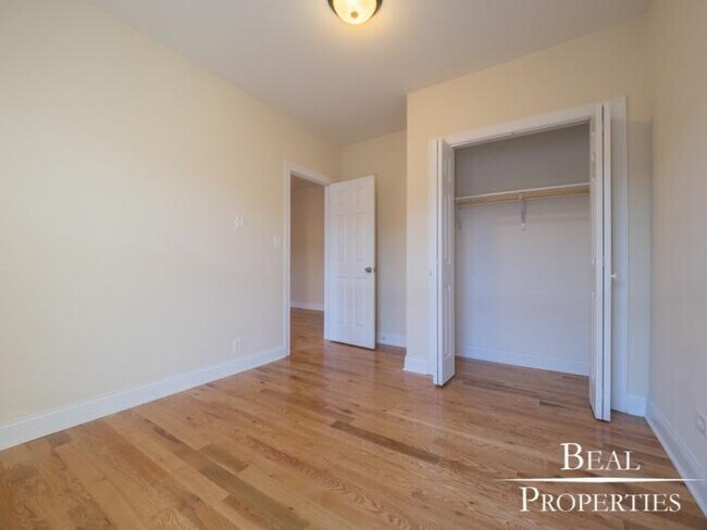 Building Photo - 1 bedroom in CHICAGO IL 60657
