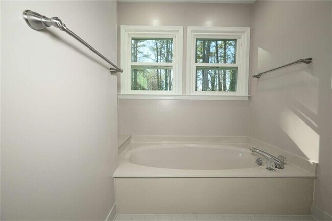 Building Photo - 151 Lakeside Dr NW