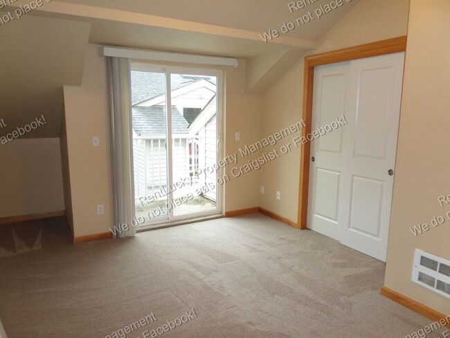 Building Photo - Great UPDATED Townhome in Super Convenient...