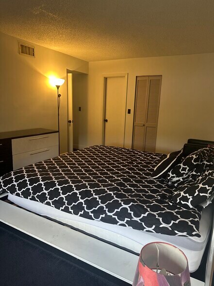 Building Photo - 250 Sunny Isles Blvd
