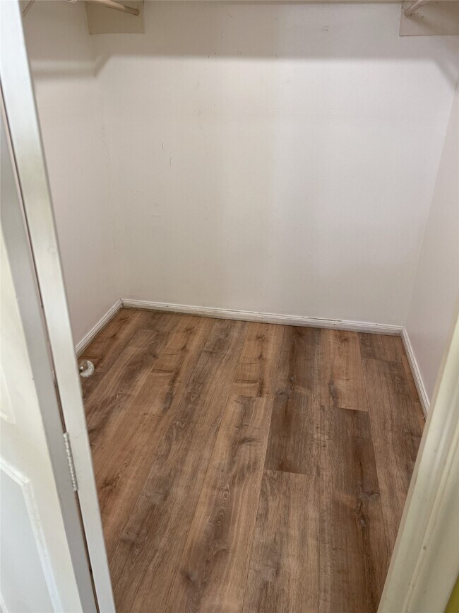 Building Photo - 7600 Burgoyne Rd