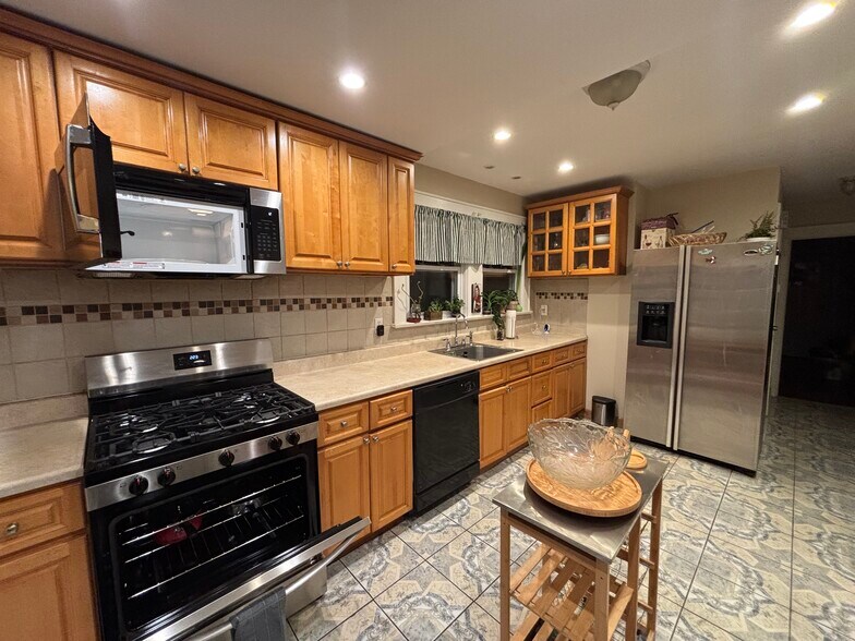 Building Photo - 1974 William St