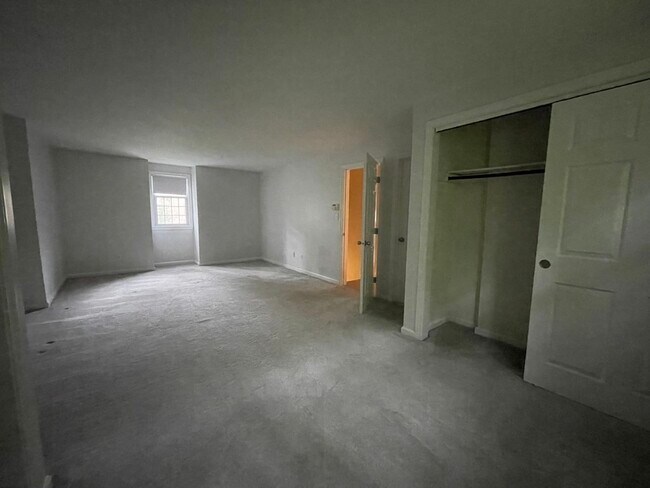 Building Photo - 24 Camelot Ct