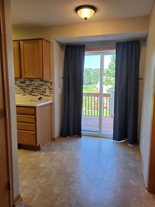 Building Photo - Spacious End Unit Townhouse