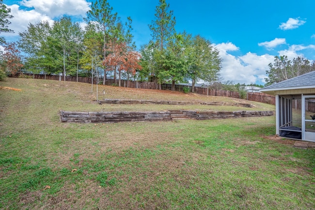 Building Photo - 4 Bedroom 2 bathroom