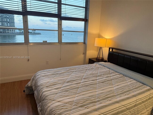 Building Photo - 801 Brickell Bay Dr