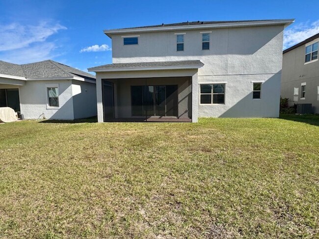 Building Photo - Home For Rent In Saint Cloud with 5 Bedroom/3 Baths