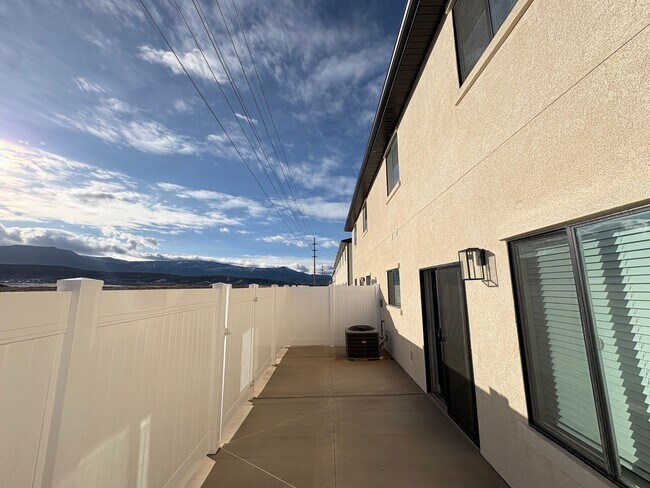 Building Photo - NEW Build!! Ironhawk Townhome #22!