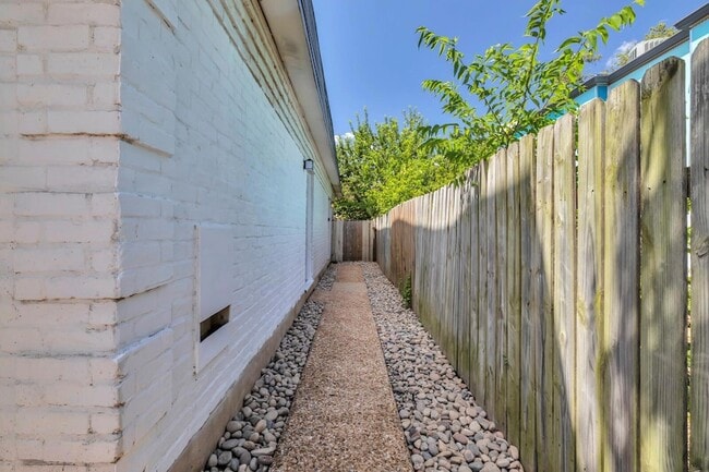 Building Photo - 2808 Skyway Cir