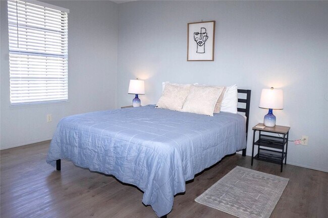 Building Photo - 502 SE B St