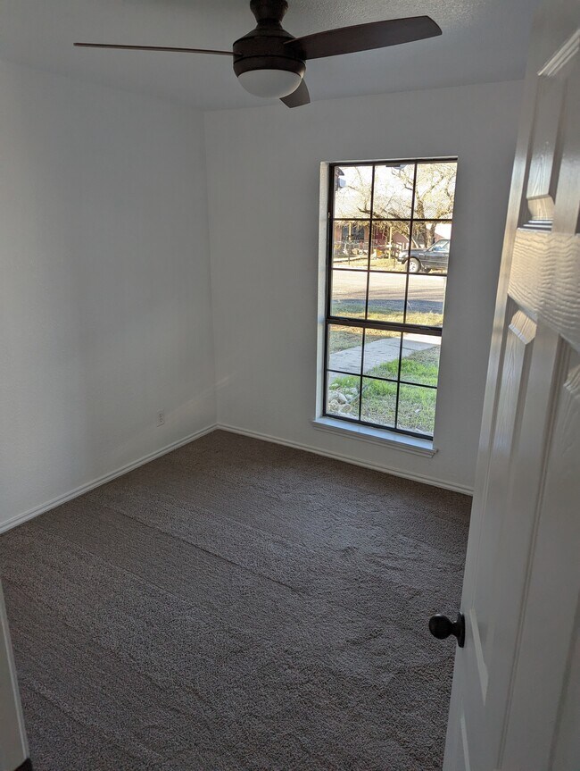 bed 3 - 107 W Mesquite St