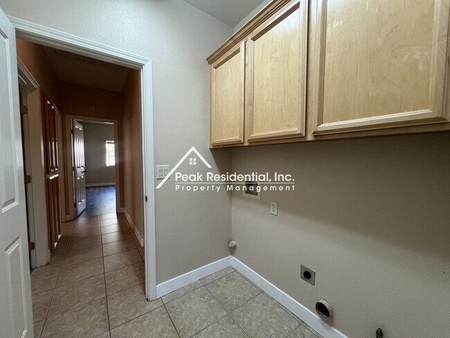 Building Photo - Very Nice 3bd/2ba Elk Grove Home with 2 Car Garage