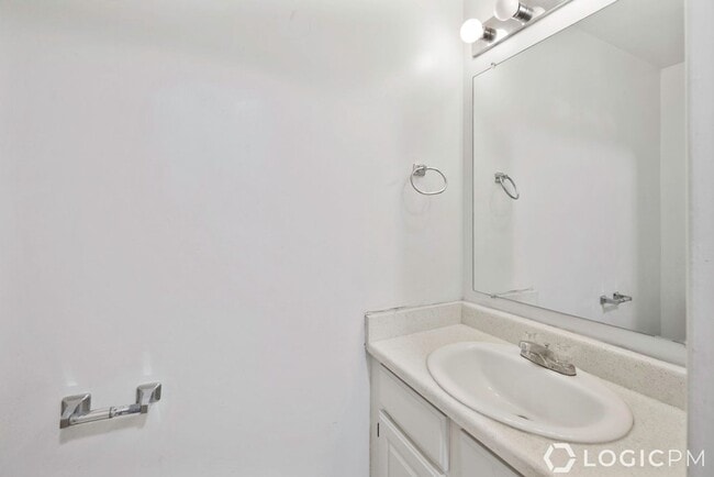 Building Photo - Stunning Row-End Townhome In Great Location!