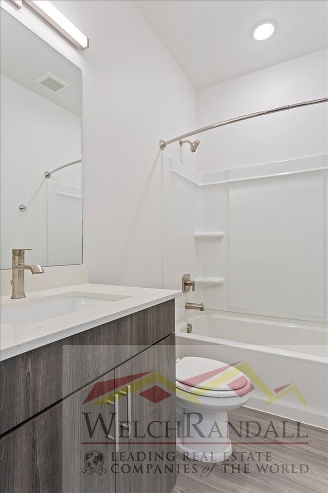 Building Photo - Beautiful 3 Bed 2.5 Bath Townhome in West ...