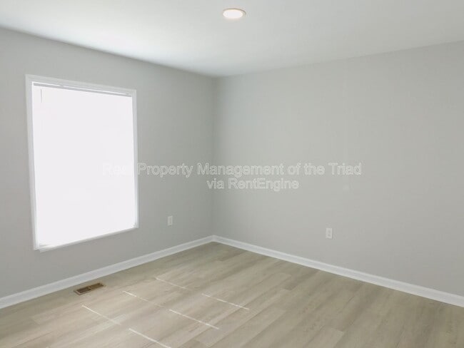 Building Photo - 406 Mason St NE