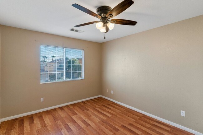 Building Photo - Beautiful 4 Bed 2.5 Bath Vaulted Ceilings,...