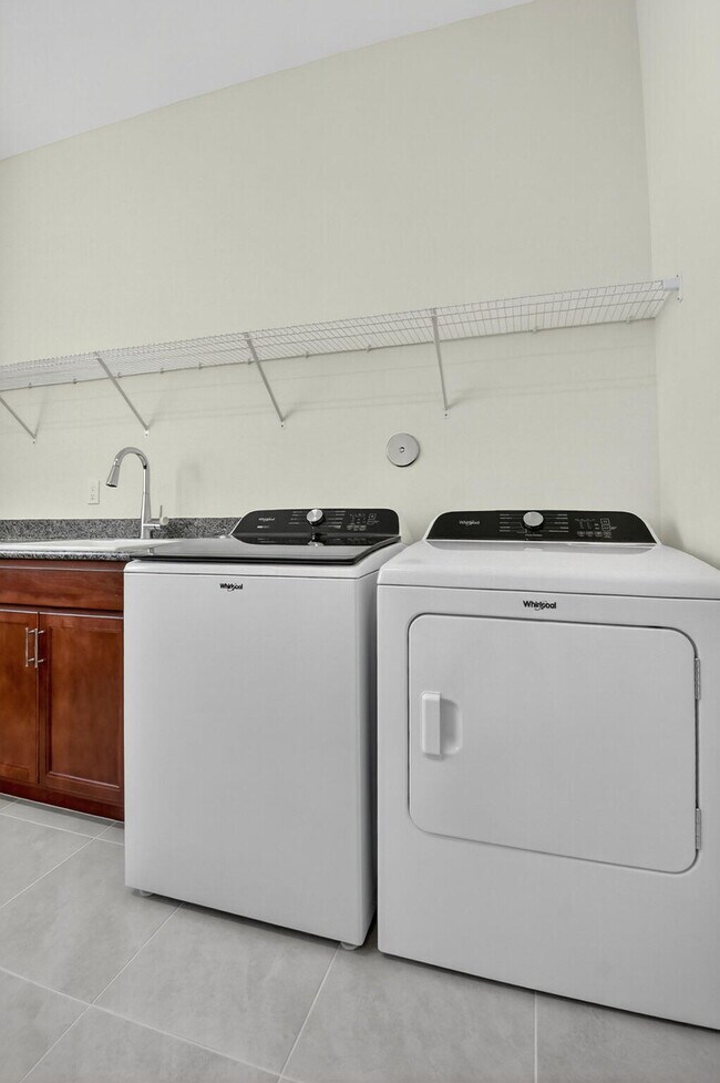 Building Photo - 15120 Wildwood Cir