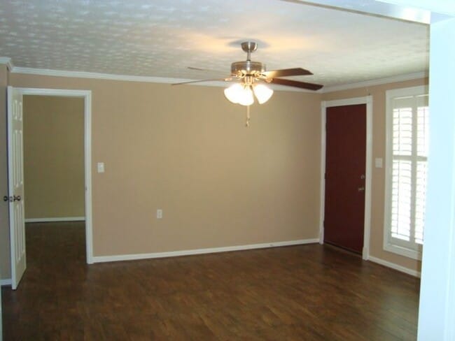 Building Photo - 3 bedroom/2 bathroom home with pool available to Rent February 1st!