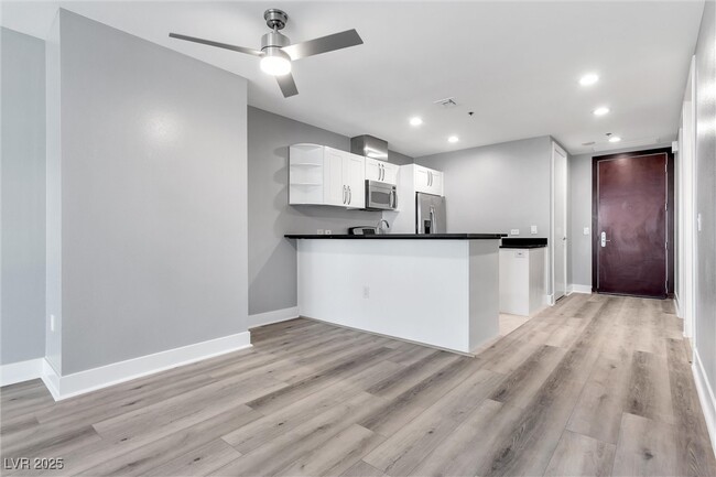 Building Photo - 4525 Dean Martin Dr