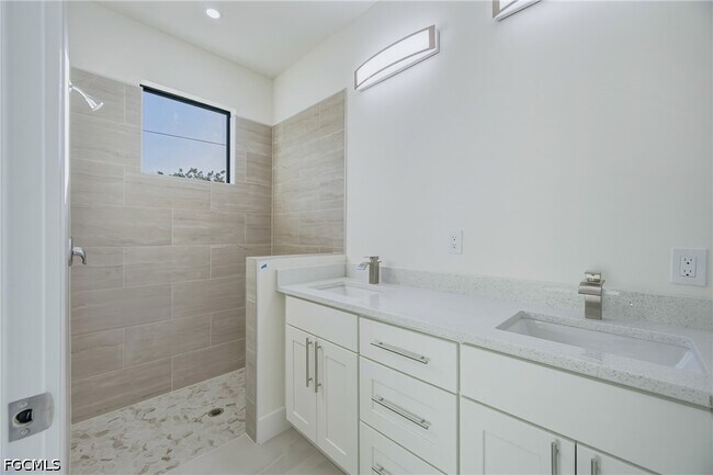 Building Photo - 2411 Lola Ave S